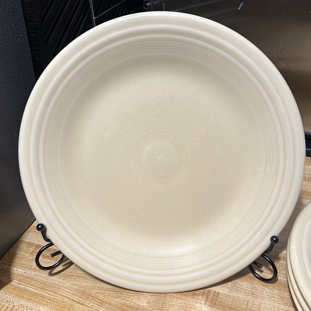 Fiesta Classic Rim Dinner plate Retired Ivory 4 Plates - Picture 2 of 4